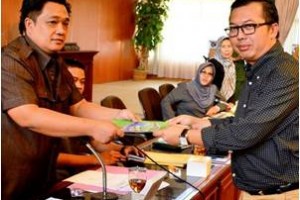 Ketua STIKKU menyerahkan rekomendasi tertulis kepada Pansus raperda HIV
